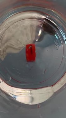 Bir numara bir camın arkasından şekil değiştirir.