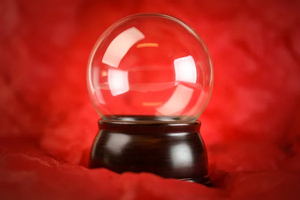 红色背景的空白透明雪球或水晶球 — 图库照片