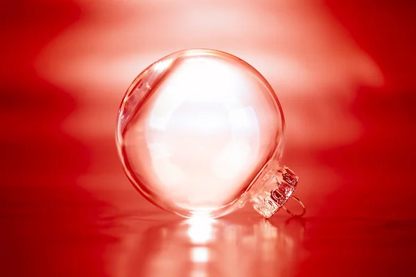 Enfeite Natal Vidro Transparente Fundo Vermelho Com Espaço Vazio Branco — Fotografia de Stock