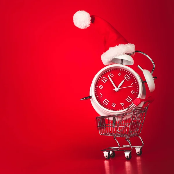Chapéu Natal Santa Relógio Vermelho Equilibrado Carrinho Compras Conceito Compras — Fotografia de Stock