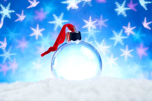 Очистити Порожній Різдвяний Орнамент Червоною Стрічкою Сидячи Снігу Блискучими Блакитними — стокове фото