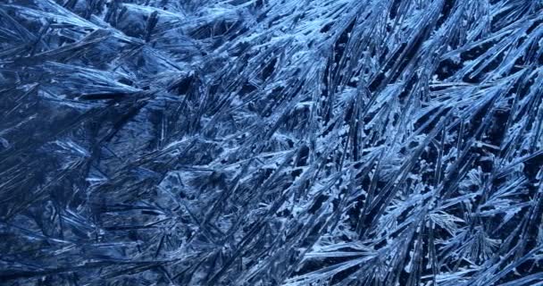 Schwenken Über Ein Gefrorenes Fenster Das Von Frost Und Glänzenden — Stockvideo