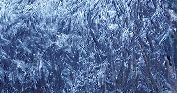 霜と光沢のある氷の結晶に覆われた凍結窓を横切って喘ぐ — ストック動画