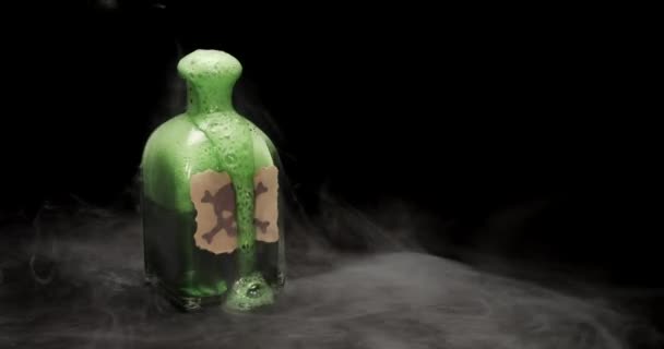 Botella Con Etiqueta Advertencia Cráneo Huesos Cruzados Llena Líquido Verde — Vídeos de Stock