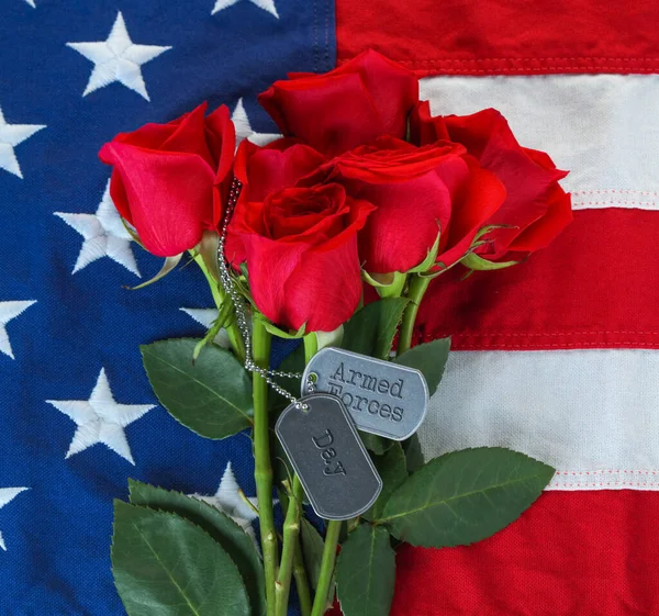 Американський Прапор Трояндами Військовими Собачими Мітками Днем Збройних Сил Сша — стокове фото
