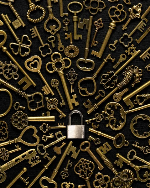 セキュリティ プライバシー または保護を象徴する単一の金のロックを囲むヴィンテージの勝利者スタイルキー — ストック写真