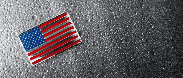 被水滴覆盖的新金属美国国旗 7月4日 阵亡将士纪念日 劳动节或其他美国庆祝活动中象征美利坚合众国的爱国美国国旗 — 图库照片