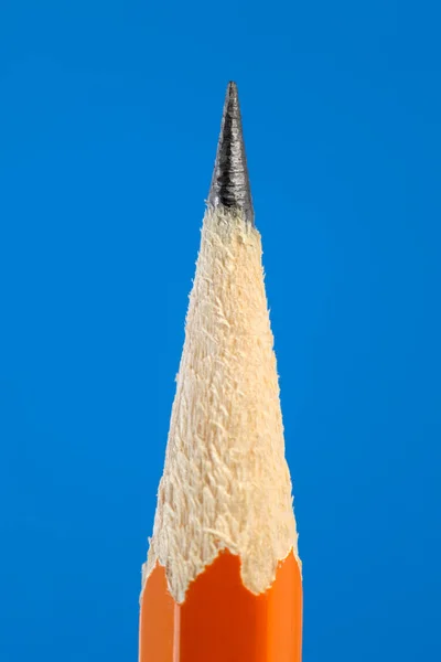 Mavi Arkaplanda Sarı Kalem Ucunu Kapat — Stok fotoğraf