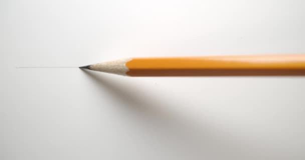 Sarı Kalemle Kağıt Üzerinde Düz Bir Çizgi Çiziyor — Stok video