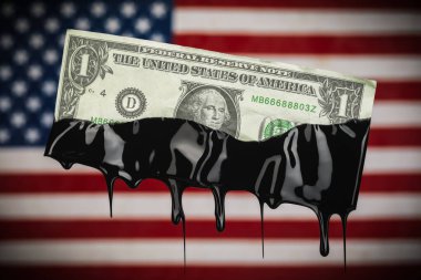 Amerikan bayrağı ham petrolle damlayan ABD doları, pompadaki ya da ABD 'nin fosil yakıtlara olan yüksek maliyetini gösteriyor.