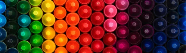 背景の色の虹のクレヨンの箱 — ストック写真