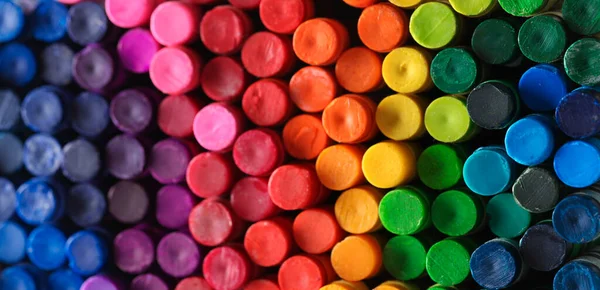 Renkli Bir Gökkuşağı Arkaplanındaki Boya Kalemleri Kutusu — Stok fotoğraf