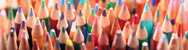 使用済みおよび使用済みの色鉛筆のコレクション 美術学校の背景 — ストック写真