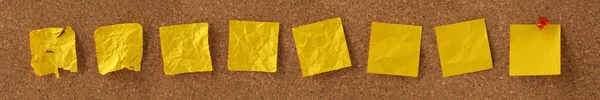 Notas Pegajosas Amarelas Branco Quadro Avisos Com Notas Amassadas Progredindo — Fotografia de Stock