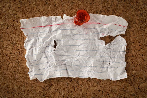 Kırmızı Raptiyeyle Tutturulmuş Yıpranmış Solmuş Indeks Kartı Uyarı Ileti Veya — Stok fotoğraf