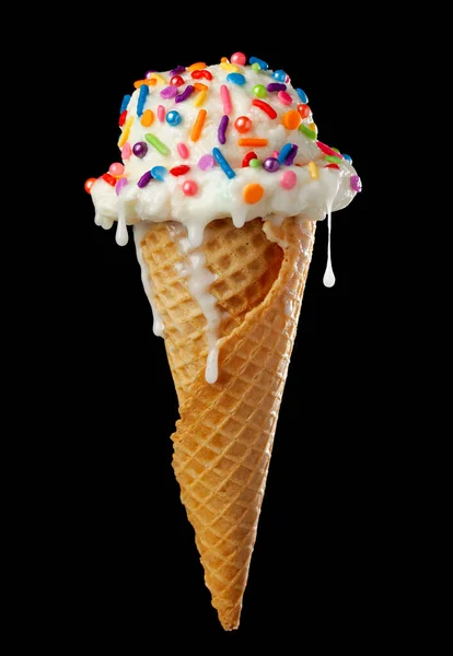 用香草冰淇淋和华夫饼圆锥包裹着五彩斑斓的洒水和融化的冰淇淋圆锥 与黑色隔离 — 图库照片