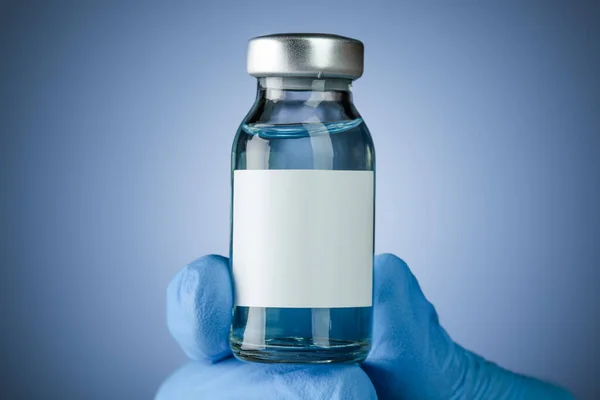 Mani Guanti Medici Blu Con Flaconcino Vaccino Con Spazio Bianco — Foto Stock