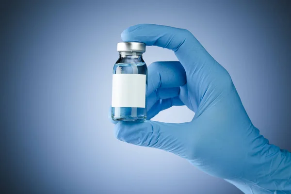 Mano Guantes Médicos Azules Que Sostienen Vial Vacuna Con Espacio —  Fotos de Stock
