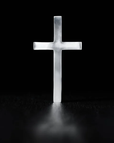 新十字 简单的基督教宗教象征 闪烁着光芒与反思 — 图库照片