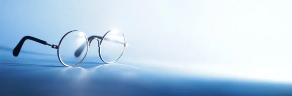 Vintage Kerek Szemüvegekre Világít Fény Átláthatóság Vagy Látásmód Koncepció Szöveg — Stock Fotó