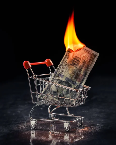 火災や燃焼のお金でショッピングカート インフレのために生活費と予算の増加による絶望を示す概念 — ストック写真