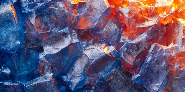 生动地描述了火和冰壁纸之间的对比 冰冷的蓝色冰冻冰 在炽热的红色火中融化 — 图库照片