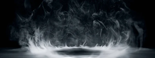 実際の煙が空の中心で外に爆発する 不気味なハロウィーンの背景のための劇的な煙や霧の効果 — ストック写真