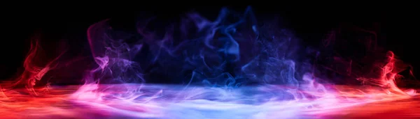 戏剧化的烟雾和雾气形成鲜明的红色 蓝色和紫色对比 生动而紧张的抽象背景或墙纸 — 图库照片
