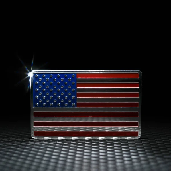 Foco Brillante Emblema Bandera Estadounidense Fibra Carbono Oscura Simbolizando Fuerza — Foto de Stock