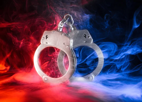 Paar Verschlossene Handschellen Mit Rotem Und Blauem Rauch — Stockfoto