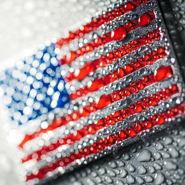 光沢のある金属米国の国旗が水滴で覆われています 7月4日 メモリアルデー 労働者の日 またはその他の米国のお祝いのために米国を象徴する愛国的な米国の旗 — ストック写真