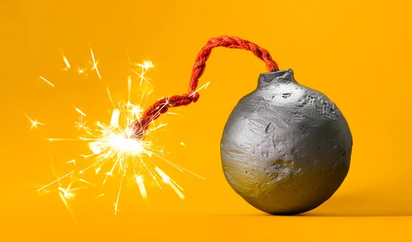 Black Bomb Lit Fuse Burning Sparks Bomb Detonate Symbolizing Destruction — Stock Photo, Image