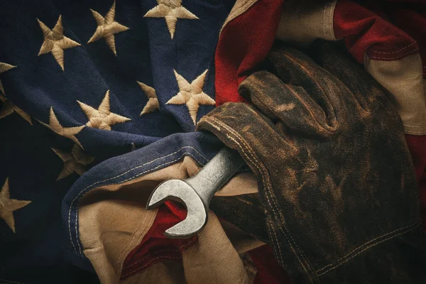 Rękawice Robocze Starym Kluczem Amerykańską Flagą Wykonane Usa Amerykańska Siła Obrazek Stockowy