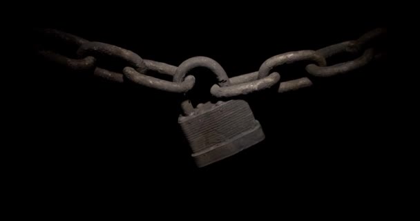 Zrezivělý Řetěz Pevně Přidržovaný Starým Zámkem Koncepce Pevnosti Soukromí Nebo — Stock video