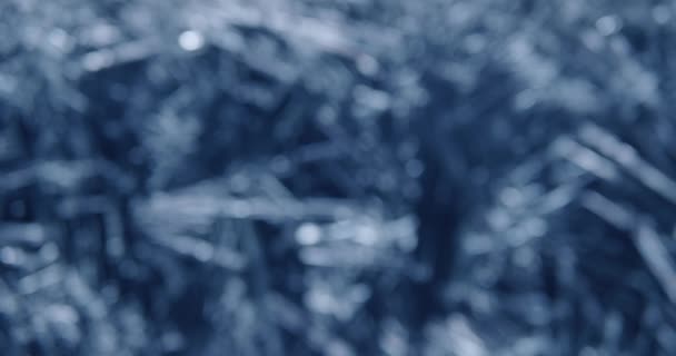 霜や光沢のある氷の結晶に覆われた凍結窓の遅い焦点 — ストック動画