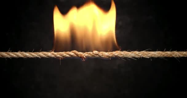 Tali Meregang Erat Dan Perlahan Lahan Terbakar Terpisah Akhirnya Patah — Stok Video