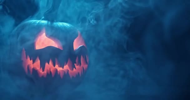 鬼鬼祟祟的万圣节灯笼 从南瓜上刻出一张闪闪发光的可怕的脸 周围烟雾弥漫 — 图库视频影像