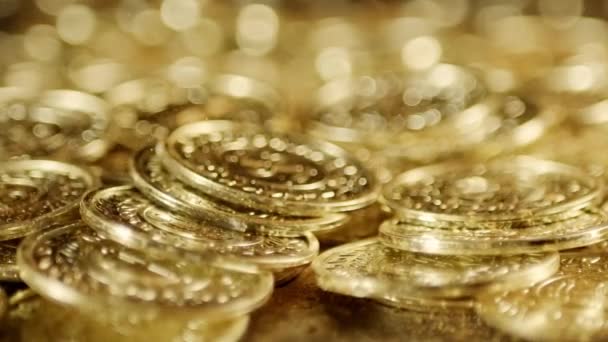 Monedas Doradas Brillantes Que Caen Con Polvo Dorado Brillante Simbolizando — Vídeo de stock