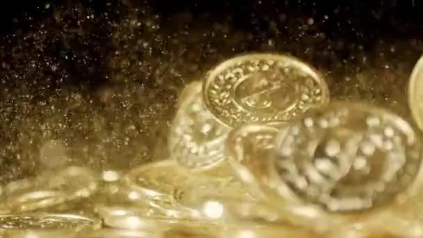 Блестящие Золотые Монеты Падающие Блестящей Золотой Пылью Символизируя Богатство Богатство — стоковое видео