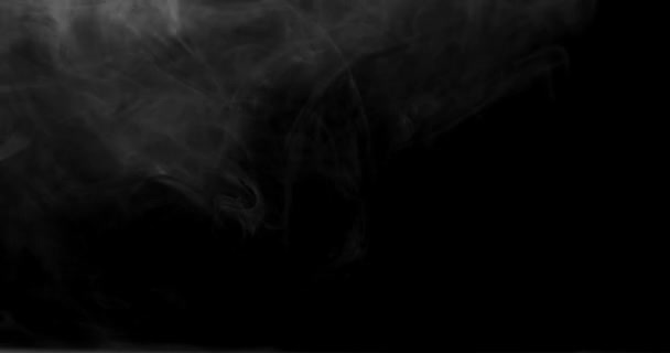Skutečný Řídký Kouř Fouká Víří Levého Horního Pravého Dolního Úhlu — Stock video
