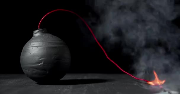Кругла Чорна Бомба Спалюванням Запаленого Запобіжника Іскрою Курінням Бомба Збирається — стокове відео