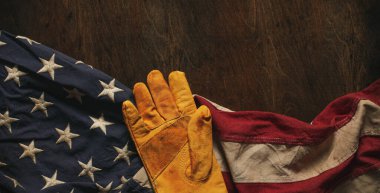 Amerikan bayrağında iş eldiveni giyiyordu. Amerikan yapımı, Amerikan işgücü, mavi yakalı işçi, veya İşçi Bayramı konsepti.