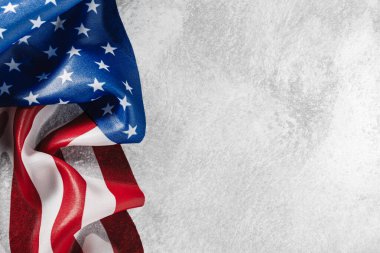 Parlak beyaz arkaplanda ABD bayrağı dalgalandı ve metin için telif uzayı oluşturuldu. Anma Günü, Gaziler Günü, 4 Temmuz ya da başka bir vatanseverlik olayı için Amerikan bayrağı geçmişi.