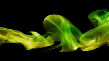 Yavaş çekimde akan dumanla soyut parlak duman canlı ve yoğun renklerde gökkuşağında değişiyor..