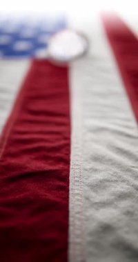 Amerika Birleşik Devletleri 'nin kırmızı beyaz ve mavi rozetli, Amerikan bayrağına iğnelenmiş olarak oy verin. ABD seçimlerinde oy kullanma, ulusal gurur ve siyasi müdahaleyi teşvik etmek için. ABD 'de demokrasiyi temsil ediyor..