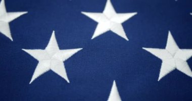 Amerika Birleşik Devletleri 'nin kırmızı beyaz ve mavi rozetinde Amerikan bayrağına iğnelenmiş olarak oy verin. ABD seçimlerinde oy kullanma ve siyasi müdahaleyi teşvik etmek için. ABD 'de demokrasiyi temsil ediyor..