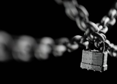 Paslanmış zincir ve siyah arka planda askılı kilit. Kavramsal güç, koruma ya da güvenlik sistemi. Sığ DOF.
