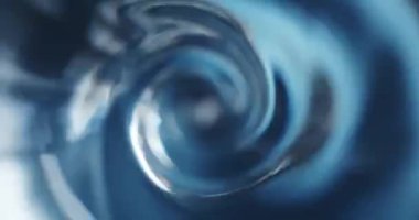 Dönen bir su girdabı ya da hızlı akan bir girdap manzarası.