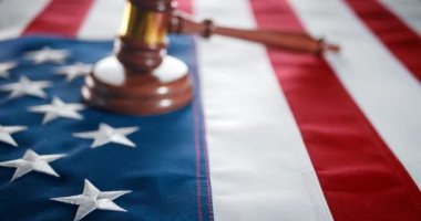 Yargıçlar, ABD adalet sistemindeki toplumsal meseleleri, suçluluğu veya suçsuzluğu ve suçu ve cezayı sembolize eden Amerikan bayrağını tokmakladılar..
