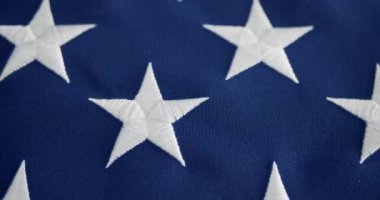 Amerikan bayrağına iğnelenmiş kalp şeklinde parlak yaka iğnesi. Ulusal gururu, vatanseverliği ve Amerika sevgisini kutluyoruz. 4 Temmuz için ya da başka bir vatansever ABD bayramını kutlamak için..